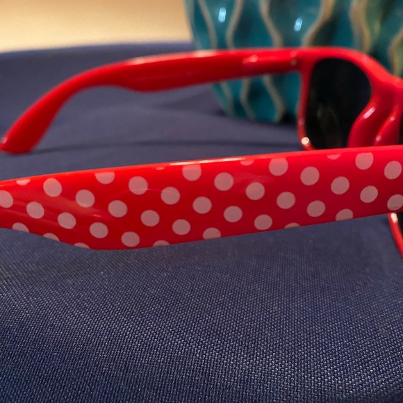 NEW RED AND WHITE POLKA DOT SUNGLASSES - Picture 2 of 3